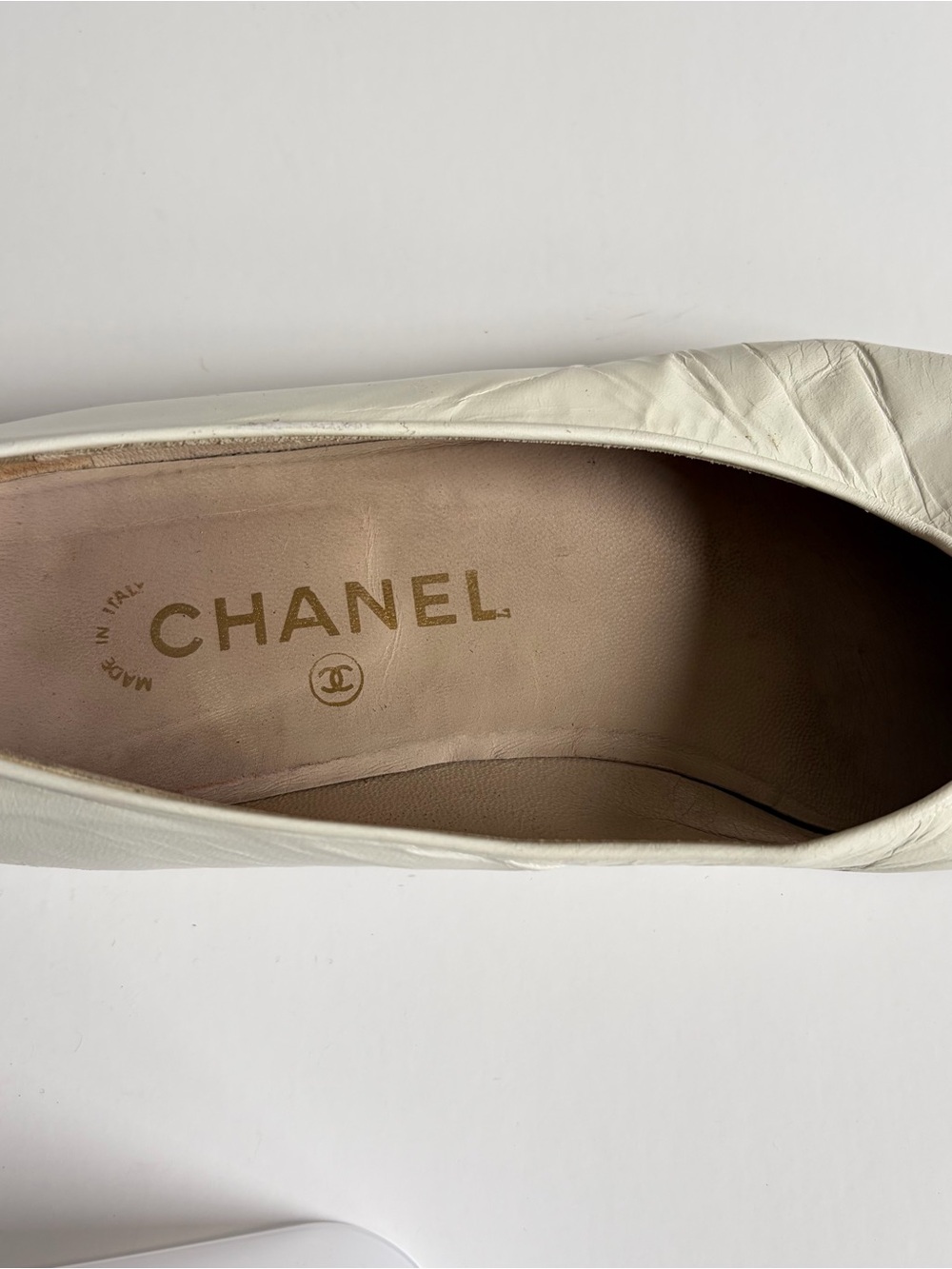CHANEL Vintage White Leather Ballet Flats with Navy Cap Toe and Red Trim - Picture 9 of 9